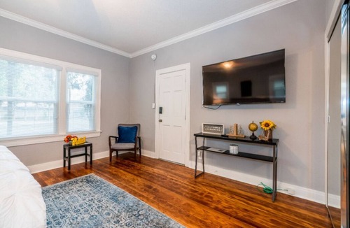 Little Armenia Apartment | Brand New Hollywood Unit + Free Wifi