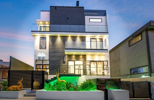 Hollywood House | Brand New HUGE 3 Bed 4 Bath West Hollywood Adjacent Town House With A Roof Deck