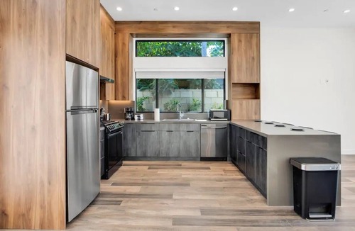 Glendale House | Brand New Luxury Guest Home Near Burbank Studios