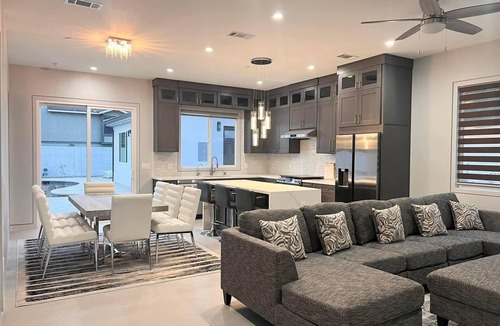 Westminster House | BRAND NEW MODERN RETREAT, POOL, SPA CLOSE BEACHES,DISNEYLAND,ANAHEIM CONVENTION.