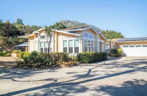 Ramona House | Breathtaking Mountain Retreat 4b house in Serene Nature