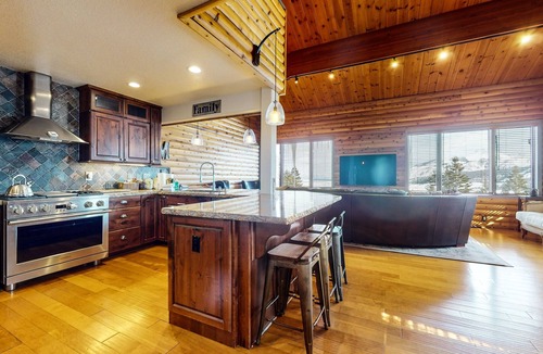 Mammoth Lakes Condo | Bridges Townhome 11 Pet-Friendly Deluxe Townhome with Private Hot Tub and Stones throw to slopes by RedAwning
