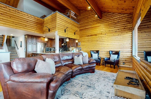 Mammoth Lakes Condo | Bridges Townhome 11 Pet-Friendly Deluxe Townhome with Private Hot Tub and Stones throw to slopes by RedAwning