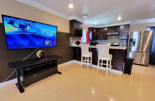 Beverly Hills Apartment | Bright 1BR Apt Near Beverly Hills Sleeps 4+Parking. A+ area Close to attractions