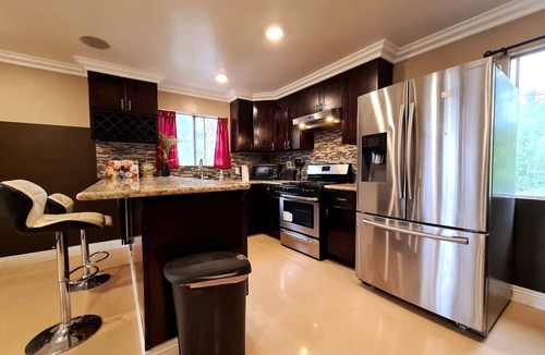 Beverly Hills Apartment | Bright 1BR Apt Near Beverly Hills Sleeps 4+Parking. A+ area Close to attractions