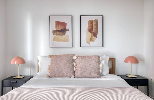 Bunker Hill Apartment | Bright 1BR Downtown, w/ Pool+Spa, near Disney Hall by Blueground