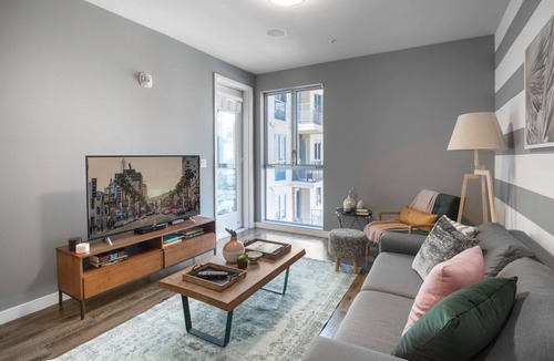 Wilshire Center Apartment | Bright 1BR Koreatown, Gym & Pool, walk to Wilshire by Blueground