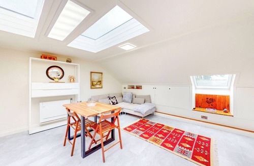 White Hart Lane House | Bright 2Bed w/Free Parking -25 min to City Center