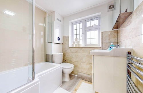 White Hart Lane House | Bright 2Bed w/Free Parking -25 min to City Center