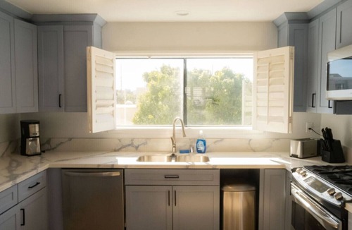 Marina Peninsula Apartment | Bright 5 bdroom 3 bath w/Rooftop Deck by the Beach