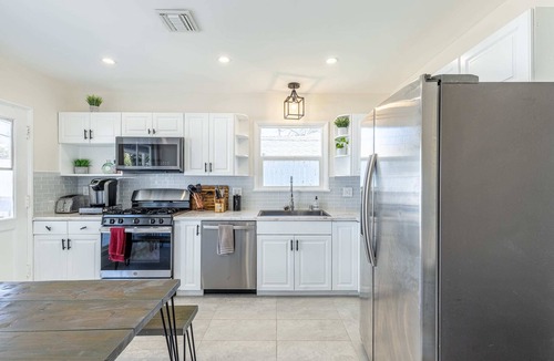 Tarzana House | *Bright & Beautiful w/Pool, BBQ, Upscale Area*