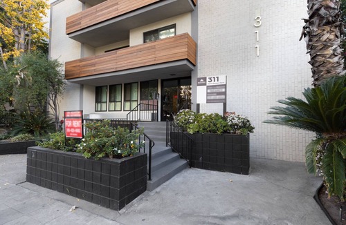 Beverly Grove Apartment | Bright Beverly Hills 1BR near Shops on Rodeo Drive, by Blueground