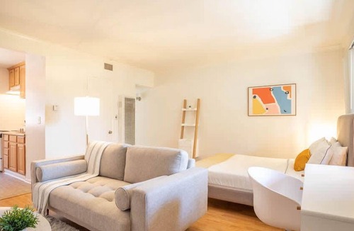 Los Angeles Apartment | Bright, comfortable Studio with fast WiFi