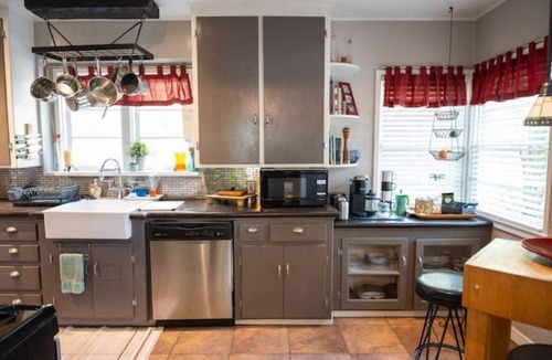 Van Nuys House | Bright Comfortable Home in Van Nuys
