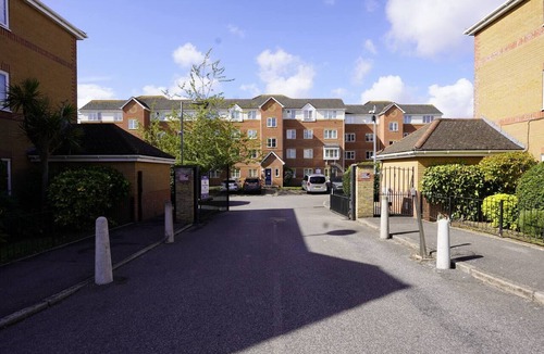 Cricklewood Apartment | Bright & cosy flat with easy access of all London