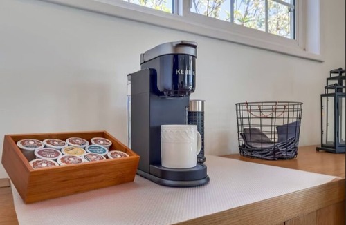 Madrona House | Bright & Cozy 3BR Home w/King Bed, Backyard - Near Beaches & Shopping Center