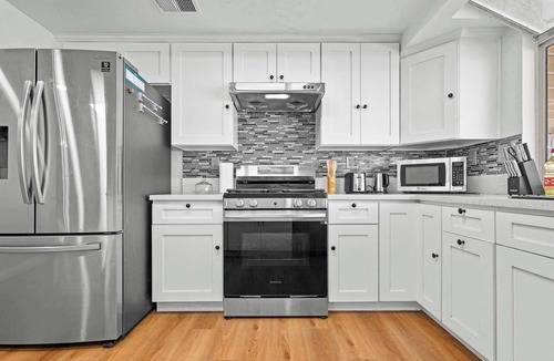 Valinda House | Bright Cozy Home w Full Kitchen, Garage Backyard