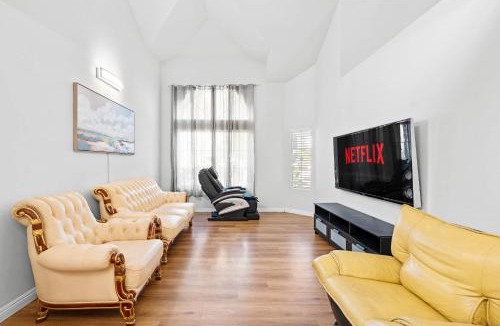 Valinda House | Bright Cozy Home w Full Kitchen Garage Backyard