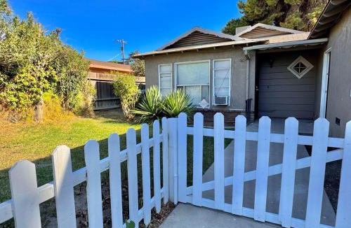 Oleander - Sunset Apartment | Bright & Cozy Modern Space Near Downtown