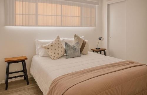 Oleander - Sunset Apartment | Bright & Cozy Modern Space Near Downtown