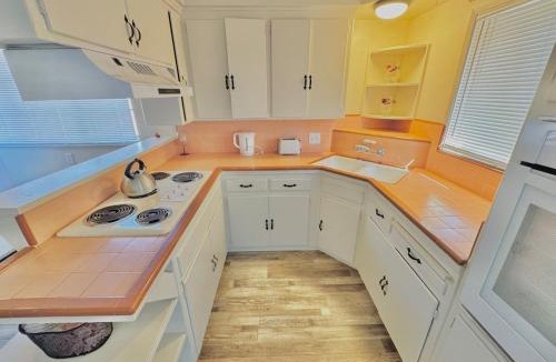 Oleander - Sunset Apartment | Bright & Cozy Modern Space Near Downtown