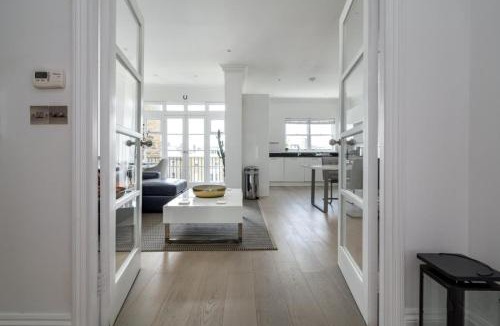 Redcliffe Apartment | Bright Designer Flat in Chelsea