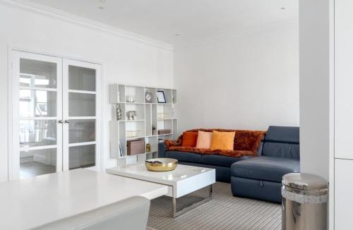 Redcliffe Apartment | Bright Designer Flat in Chelsea