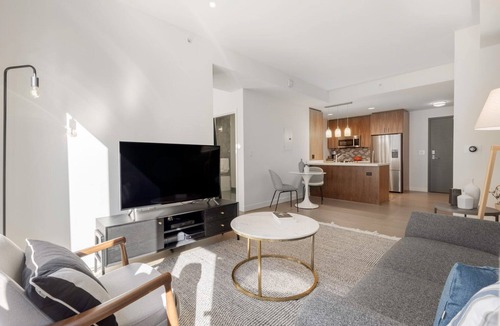 Bunker Hill Apartment | Bright Downtown 1BR w/Gym, Doorman, nr. Metro Center, by Blueground