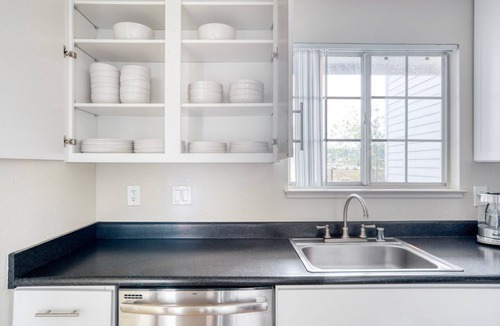 Foster City Apartment | Bright Foster City 2BR w/Gym, Pool & W/D, nr shops, by Blueground