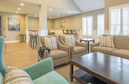 Foster City Apartment | Bright Foster City 2BR w/Gym, Pool & W/D, nr shops, by Blueground