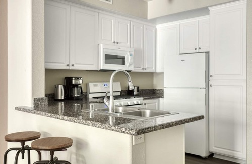 Verdugo Viejo Apartment | Bright Glendale 2BR w/ Gym, Pool & Jacuzzi, walk to Bars, by Blueground