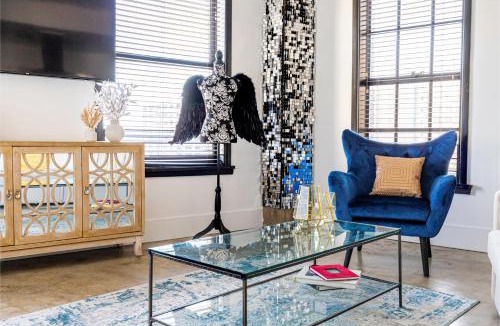 Downtown Los Angeles Apartment | Bright lights central Downtown