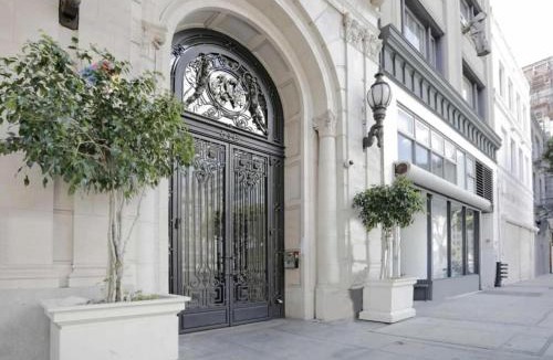 Downtown Los Angeles Apartment | Bright lights central Downtown