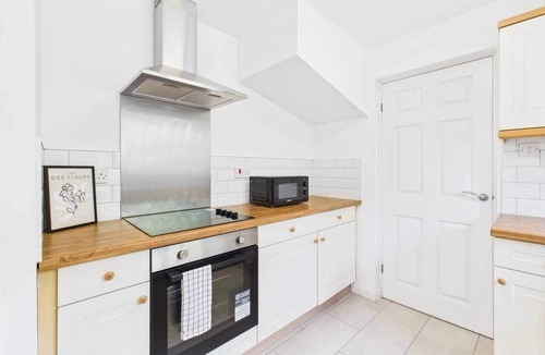 Wolverhampton House | Bright & Modern Stay in Central Wolverhampton I Free Parking