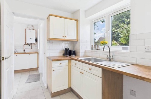 Wolverhampton House | Bright & Modern Stay in Central Wolverhampton I Free Parking