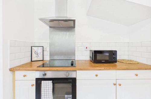 Wolverhampton House | Bright & Modern Stay in Central Wolverhampton I Free Parking