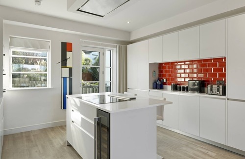 Porth House | Bright & Modern Townhouse, Private Parking
