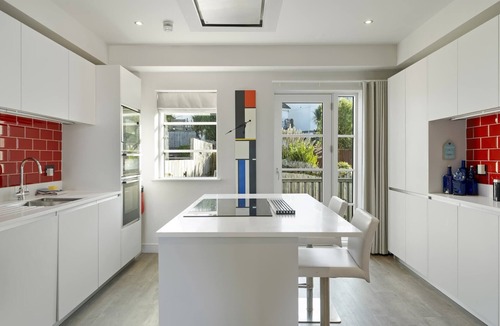 Porth House | Bright & Modern Townhouse, Private Parking