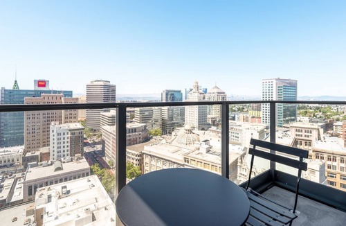 Downtown Oakland Apartment | Bright Oakland 2BR w/AC, W/D, Sky Deck, next to BART, by Blueground