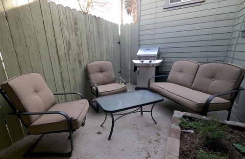 North Central Apartment | Bright one-bedroom bungalow, located near all Pasadena’s best attractions.