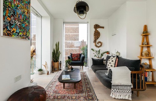 Newham Apartment | Bright Penthouse with Lift 2 BR Large Balcony Suit Family