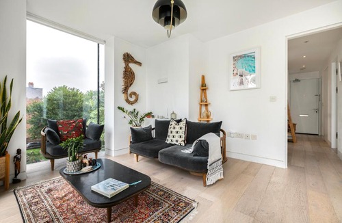 Newham Apartment | Bright Penthouse with Lift 2 BR Large Balcony Suit Family