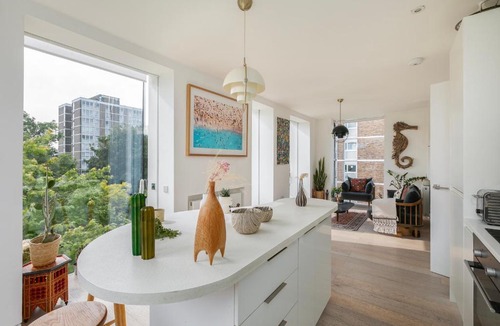 Newham Apartment | Bright Penthouse with Lift 2 BR Large Balcony Suit Family