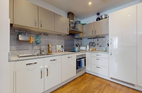 Peninsula Apartment | Bright Riverside Apartment Near O2 Arena & Tube
