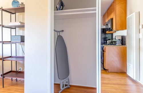 Sherman Oaks Apartment | Bright Sherman Oaks 1BR w/Gym, Pool, walk to Ventura Blvd, by Blueground