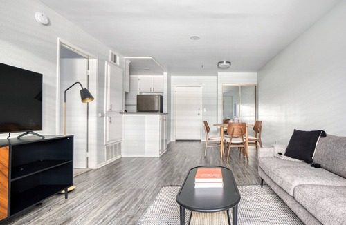 Sherman Oaks Apartment | Bright Sherman Oaks 1BR near WF + TJ, walk to Ventura Blvd, by Blueground