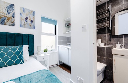 Harrow Road Apartment | Bright Single Studio in Vibrant Harrow Road Area