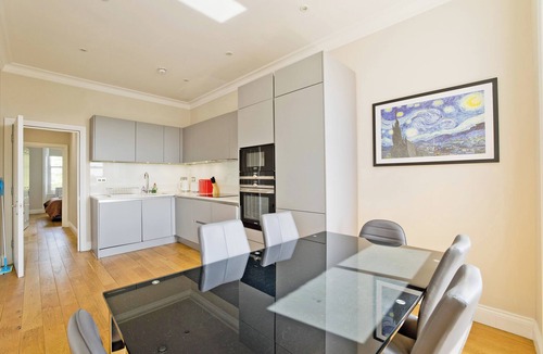 Earl's Court Apartment | Bright & Spacious 2BR Flat in Kensington