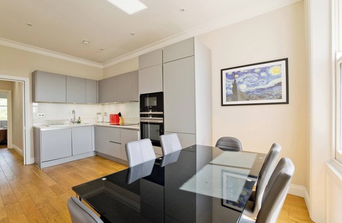 Earl's Court Apartment | Bright & Spacious 2BR Flat in Kensington