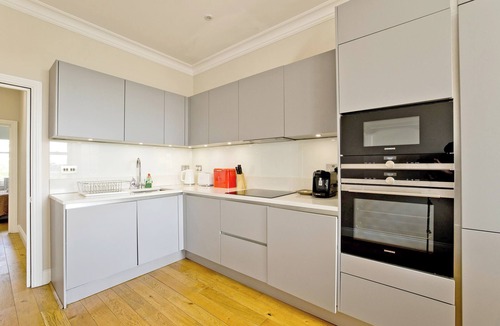 Earl's Court Apartment | Bright & Spacious 2BR Flat in Kensington
